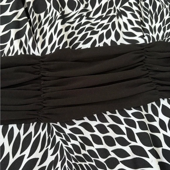 Dress-Barn Black and White Sleeveless Patterned Maxi Dress Size 8 - Picture 5 of 9